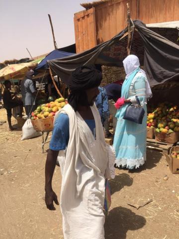 صورة لتجمهر المواطنين على باعة المانجو