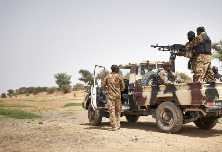 الجيش المالي يعلن استهداف مواقع مسلحين في غارات جوية