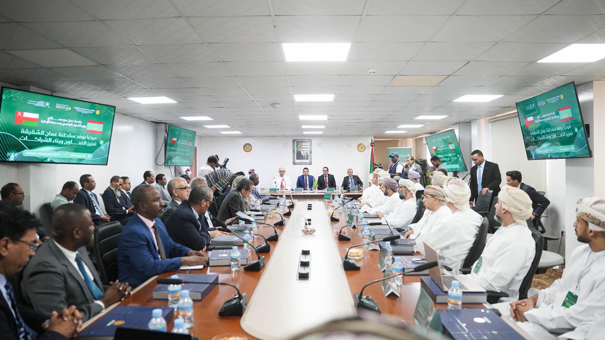 وزير التحول الرقمي يتباحث مع وفد من سلطنة عُمان لبحث آفاق التعاون الرقمي