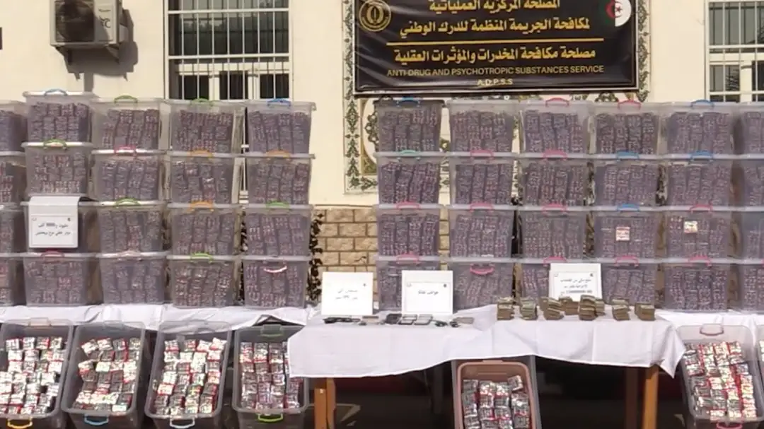 الدرك الجزائري يفكك شبكتين دوليتين ويحجز قرابة 1.8 مليون قرص مهلوس