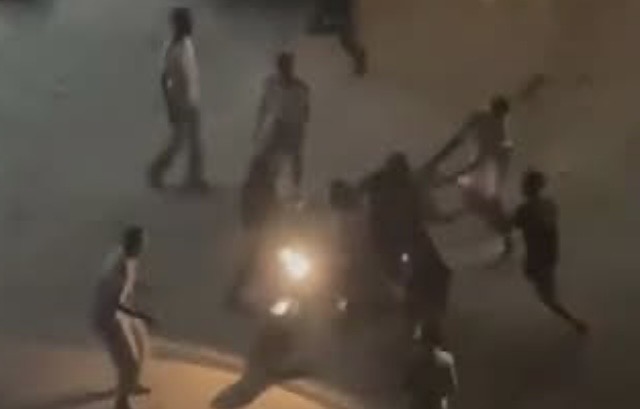 عصابة مسلحة تثير الرعب وتعتدي على المارة في سوكوجيم