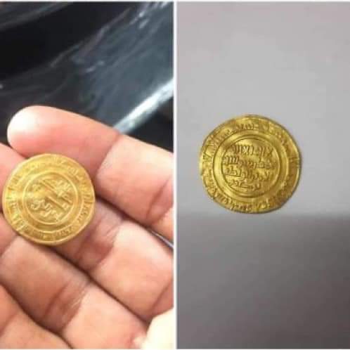(صورة من القطع النقدية المرابطية التي عرضها أحد المنقبين في شمال البلاد منذ سنوات)